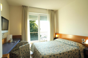 Гостиница Hotel Le Roi  Варацце